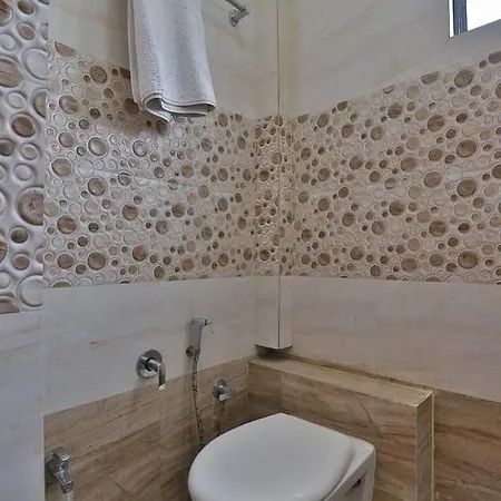 Oyo 22551 Ssv Hotel Jamnagar